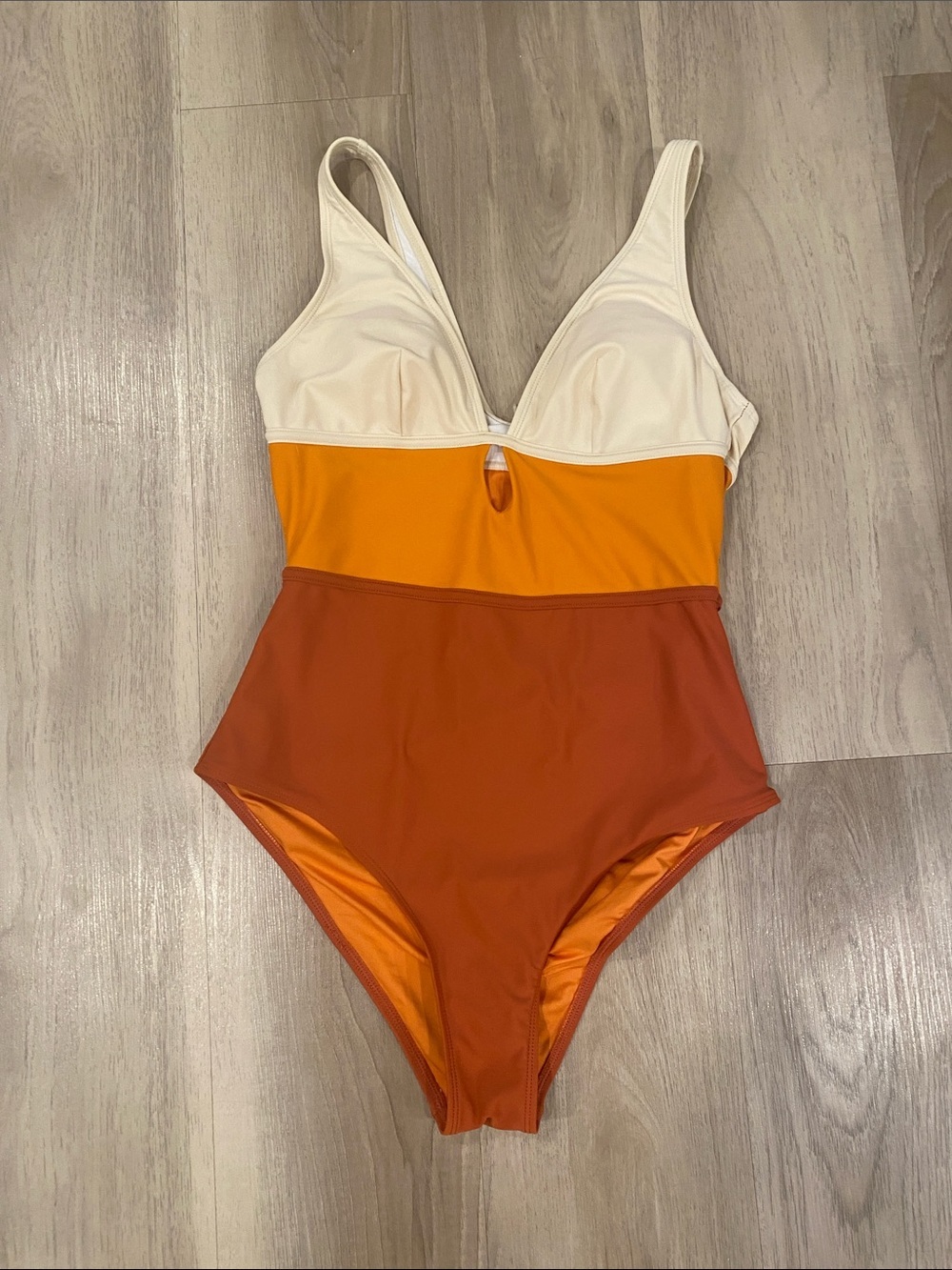 Cupshe Colorblock V-Neck One-Piece Swimsuit in Cream, Orange & Rust size s/m